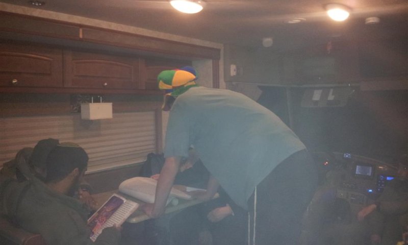 חב"ד יצהר: קריאת מגילה בתוך ג'יפ צבאי בכניסה לשכם