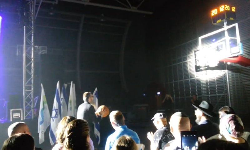 במהלך הופעה: אברהם פריד ניסה לשחק כדורסל&bull; צפו