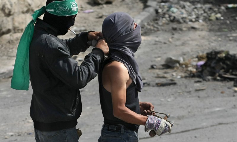 פלסטיני שיידה אבנים לעבר חיילים, נורה ונהרג