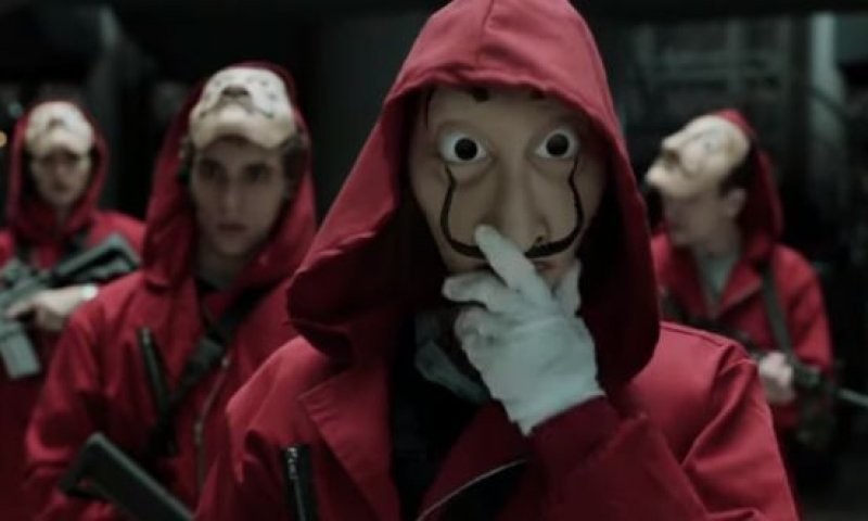 מפתיע: כוכב "בית הנייר" עם כיפה בשולחן שבת