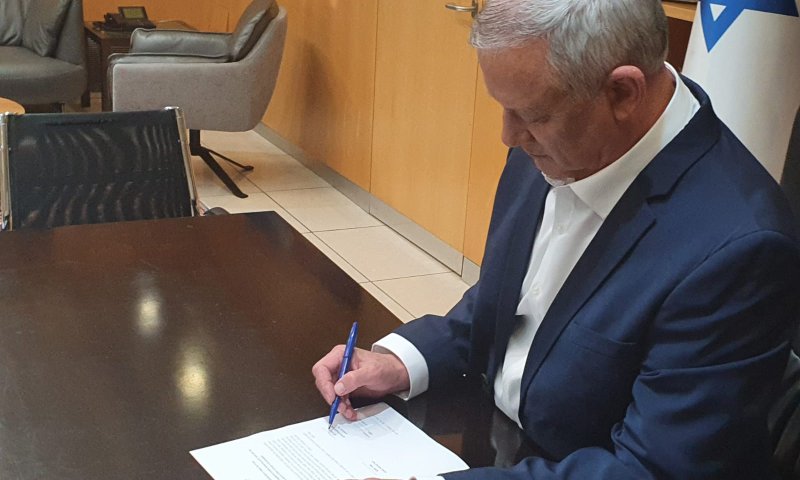 בא לעבוד: הצעד הראשון של גנץ כשר המשפטים