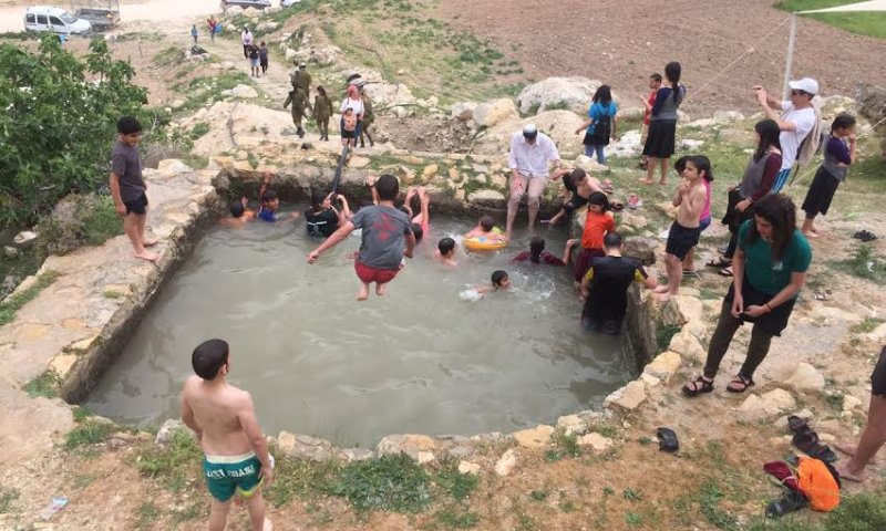 מרהיב: אלפים בחגיגת מים בחבל 'יתיר'