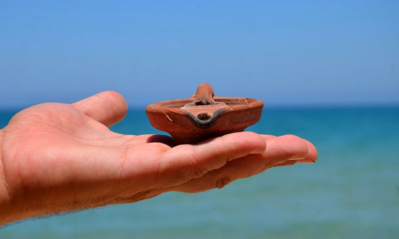 המציל מצא על חוף הים נר בן 900 שנה