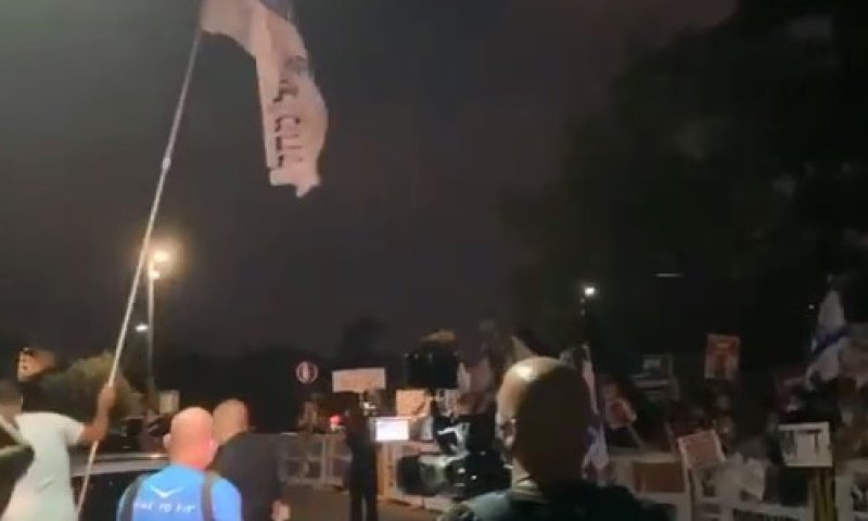 שכן של נתניהו בקיסריה יצא למפגינים עם דגל הליכוד