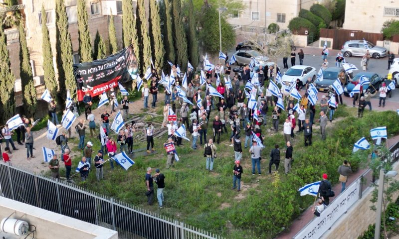 "גיוס לכולם": עשרות מפגינים מול ביתו של דרעי