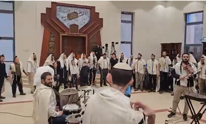 בגלל הגשם, התפילה המוזיקלית שינתה מקום. צפו