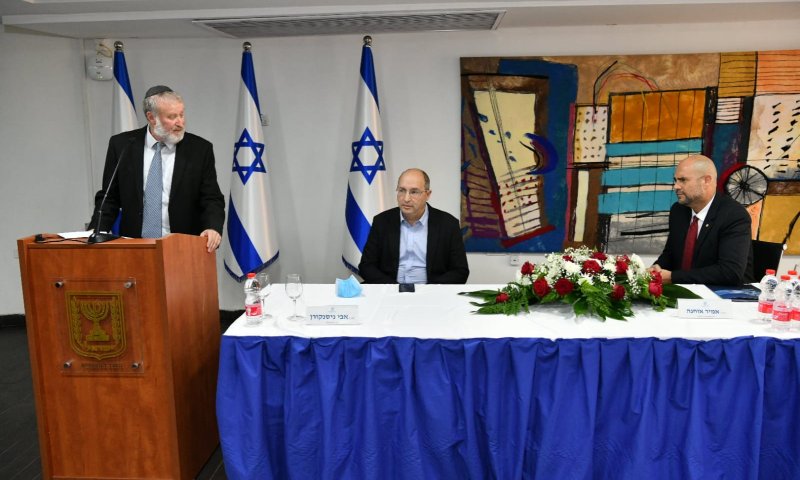 עימות בממשלה | היועמ"ש החריג הפגנות, השרים תקפו