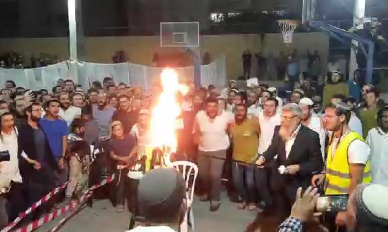 אורות גבוהים: צפו בהדלקה של ישיבת מצפה רמון