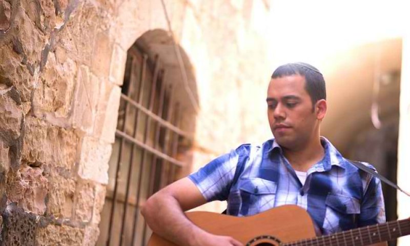 מרגש: הזמר הסרוג שהצליח לגבור על הגמגום&bull;צפו