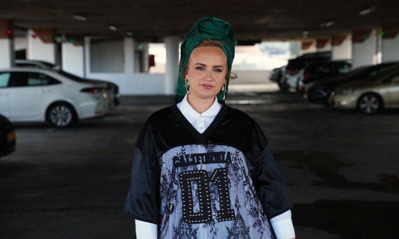 בין קודש להיפ-הופ: הזמרת הסרוגה אוריה שוברת מוסכמות בשיר חדש