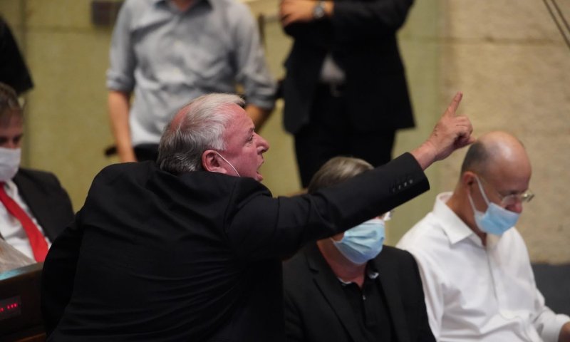 האופוזיציה נטשה את ההצבעה; חוק היסוד עבר