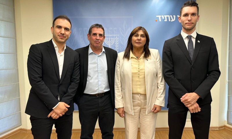 יום לבחירות: לפיד לוקח צד במירוץ ליו"ר הלשכה