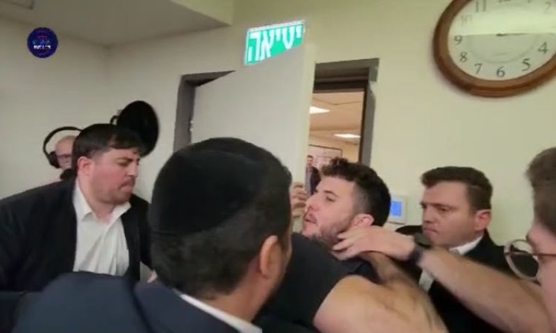 תיעוד: מפגינים התפרצו לדבריו של דרעי והוצאו בכוח
