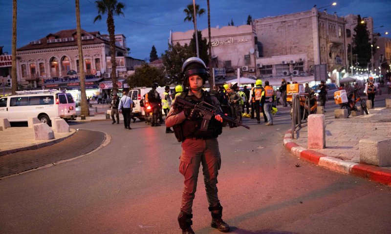 פיגוע דקירה בשער שכם: שוטר נפצע, המחבל נורה