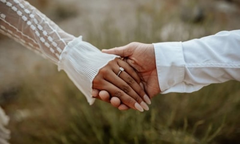 בתה של הזמרת התארסה עם בנו של הרב הסרוג