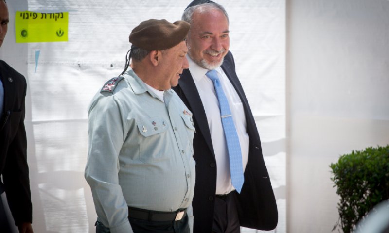 לקראת פרישה: ליברמן ייפרד מהרמטכ"ל