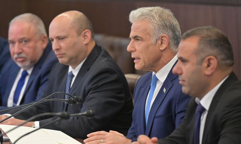 סקר: לפיד וגנץ ממשיכים להתרסק; בנט ושקד מזנקים