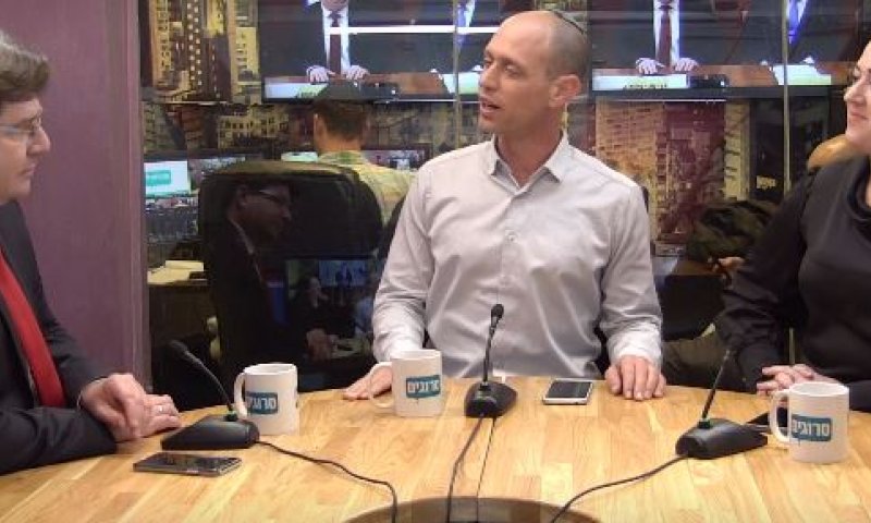 אקוניס: "המום מתפקוד התקשורת מול בני גנץ"