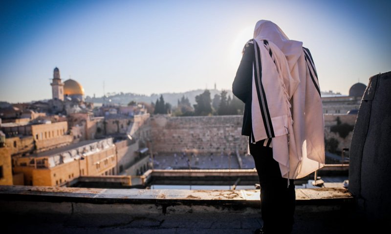 צפו: שחרית וברכת כהנים בכותל המערבי בחול המועד