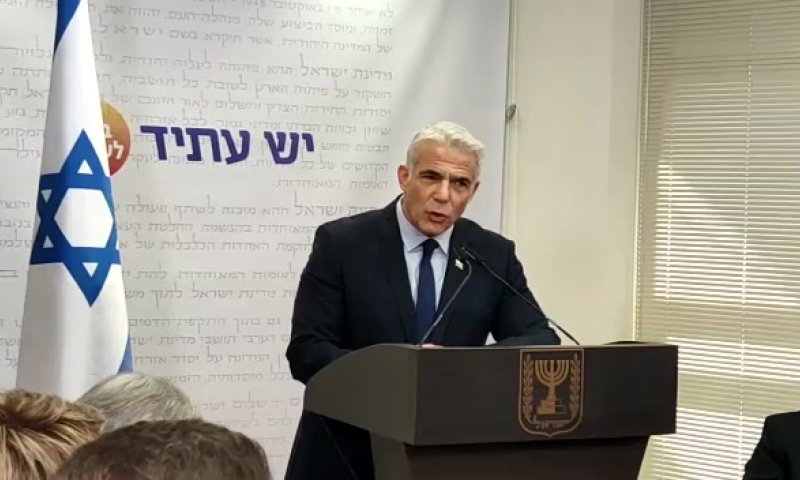 שר החוץ יאיר לפיד נדבק בקורונה; מצבו טוב