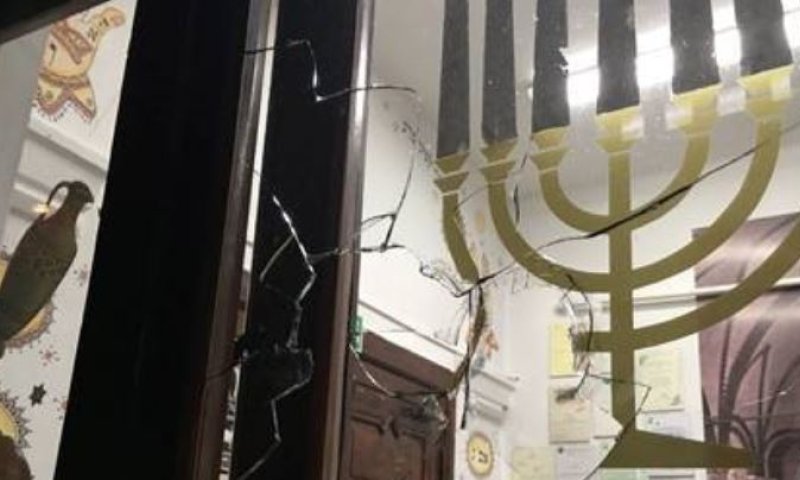 במהלך יום כיפור: אלמוני ניפץ חלון בית כנסת בפולין