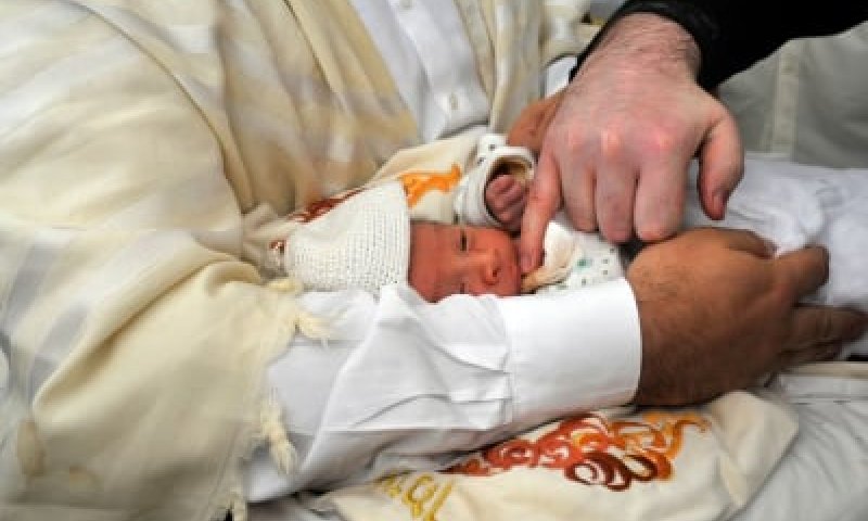 האם מותר ללכת לברית של תינוק שנולד מחוץ לנישואין?