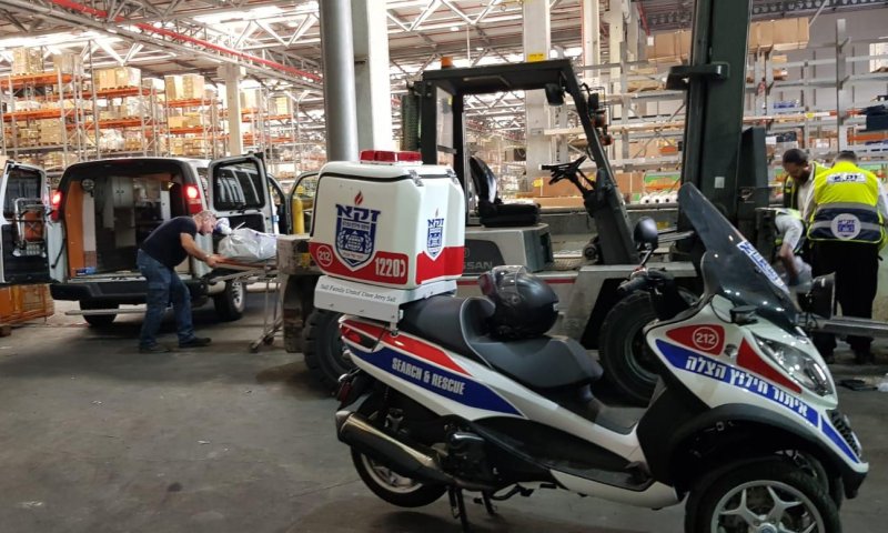 פועל נהרג בהתהפכות מלגזה במסוף בנתב"ג