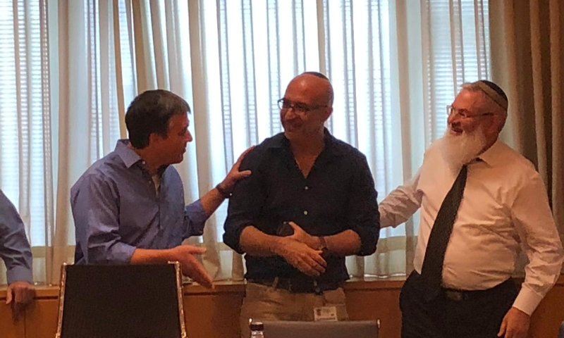 הפיטורים נכנסו לתוקף: קובי אלירז נפרד ממשרד הביטחון