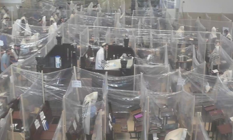 "שמחת תורה בלי ריקודים, בלי קידוש ובלי התחכמויות"