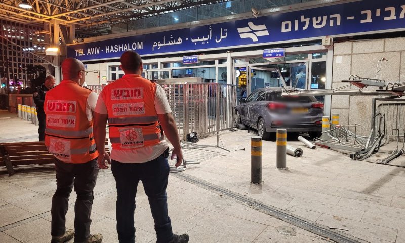 תאונה חריגה: רכב התנגש בתחנת רכבת השלום בת"א