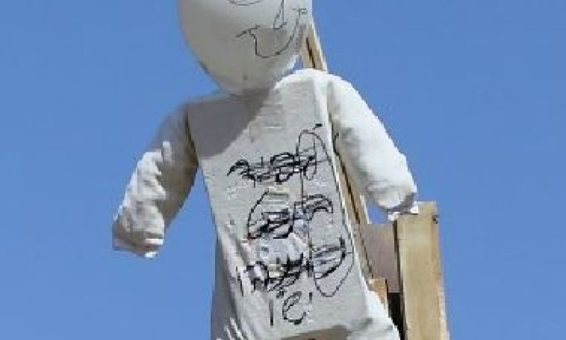 פירות ההסתה: ילדי בני ברק שרפו בובת לפיד, בנט ונתניהו