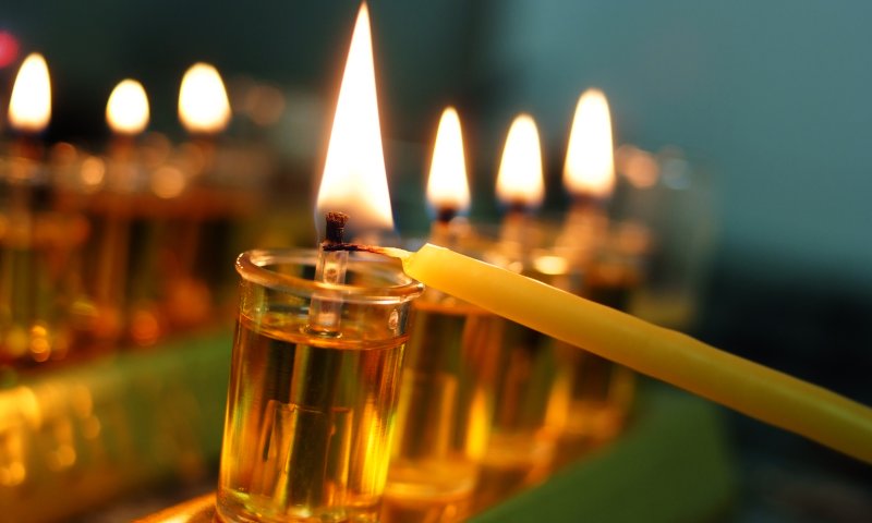 הלכות חנוכה והדלקת נרות לפי מנהגי כל העדות