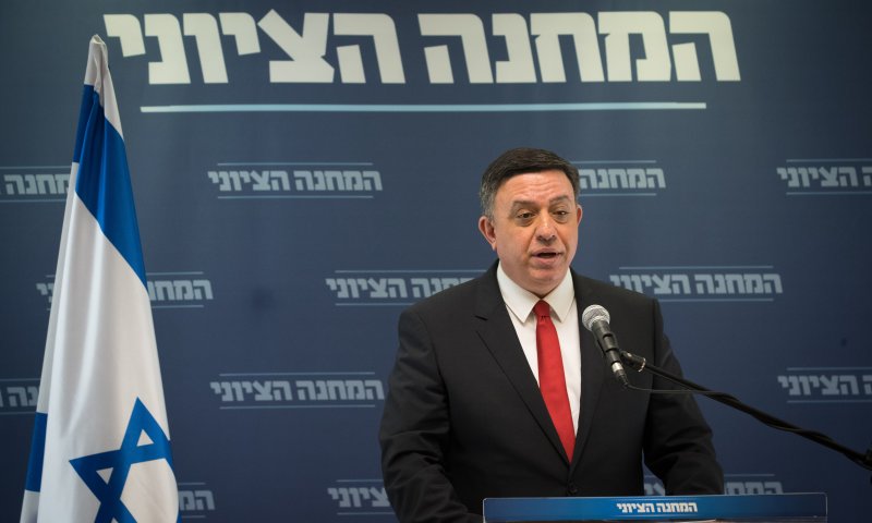 הפגנת כוח של גבאי: דורש 3 שריונים לאישור 'העבודה'