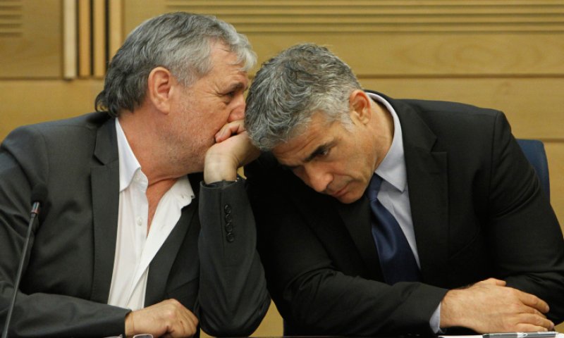 עמית סגל: צל כבד על מאיר כהן; לפיד חייב לתת תשובות