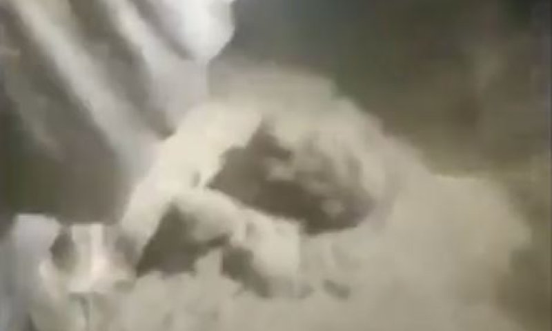 תיעוד מפחיד: 15 מטיילים נלכדו בשטפון במערה. צפו ברגעי האימה