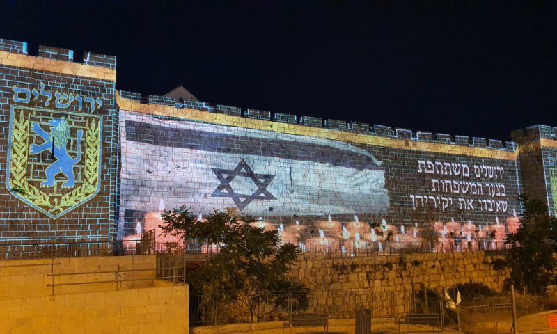 לאות הזדהות: חומות העיר העתיקה הוארו בדגל ישראל