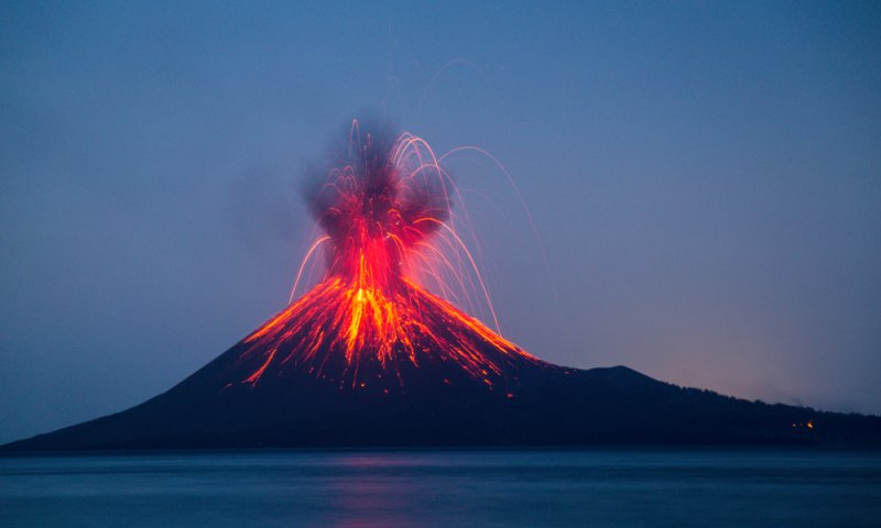 התפרצות אדירה באינדונזיה: הר געש התפרץ לגובה 18 ק"מ