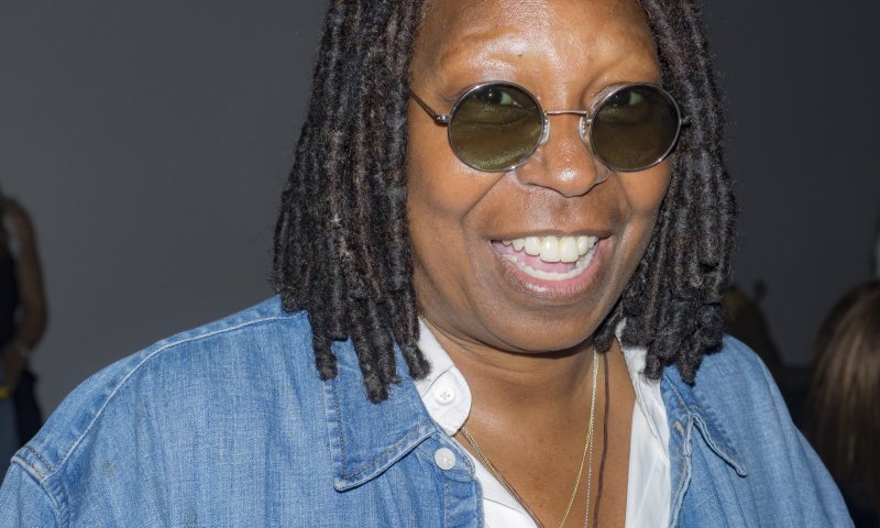 "סקנדל השואה": וופי גולדברג משלמת את המחיר