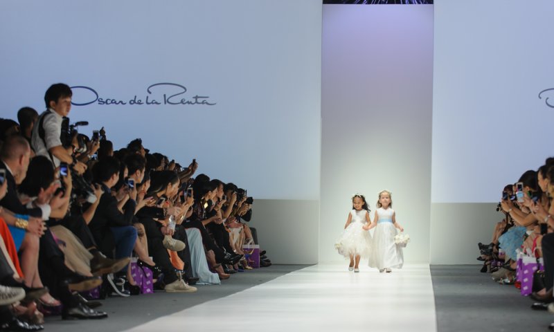 מסיבות גן מחליפות את הגאלות: אוסקר דה לה רנטה מציג את קולקציית הריזורט לאביב 2021