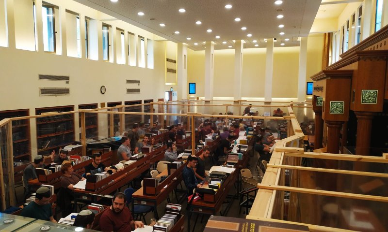 מעקב סרוגים: בית המדרש התמלא ב-120 בחורים