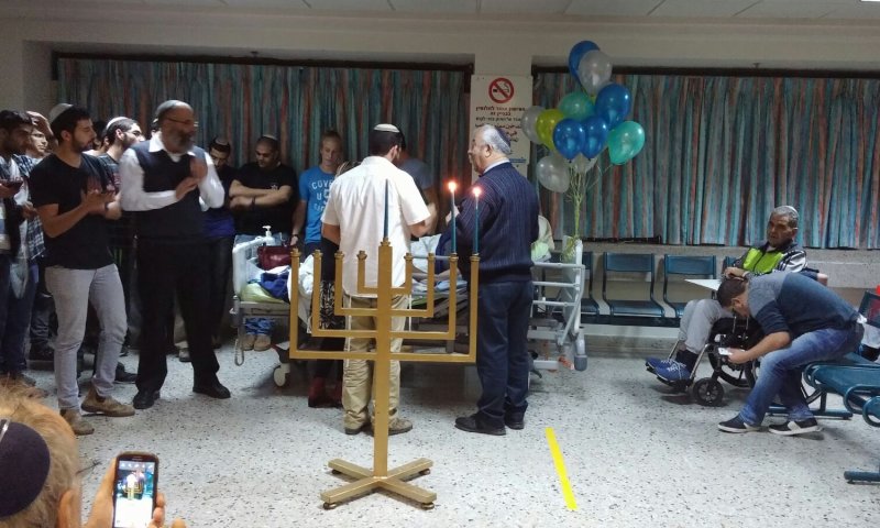 מכינת אלישע בהדלקת נרות עם פצוע צוק איתן