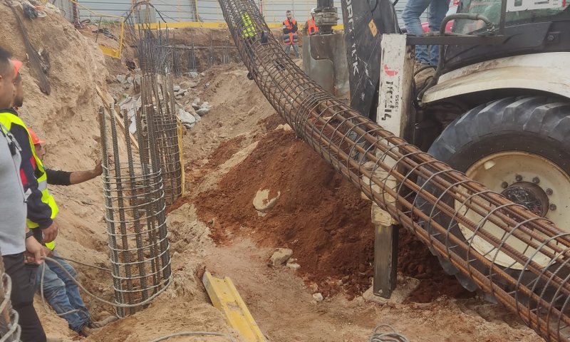 דרמה בנתניה: פועל נפל לבור בגובה 12 מטר וחולץ