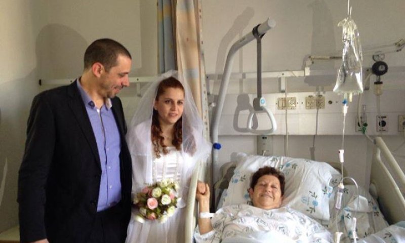 ערב החתונה אמה של הכלה אושפזה, הזוג התחתן ליד מיטתה