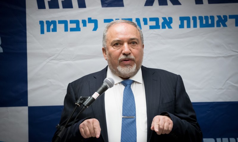 ליברמן לסרוגים: "בנט נדבק לכיסא ומבקר את הממשלה"