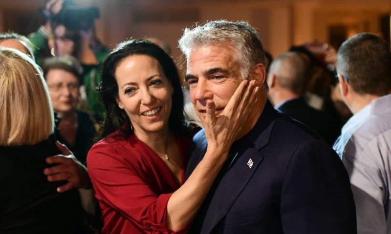 יאיר לפיד: קמתי בבוקר וראיתי את אישתי בוכה