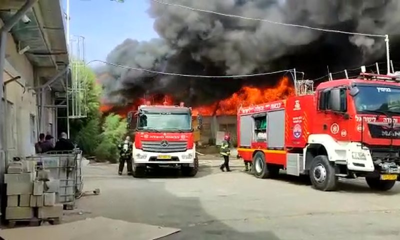מחסן עלה באש במישור אדומים, כוחות כיבוי במקום