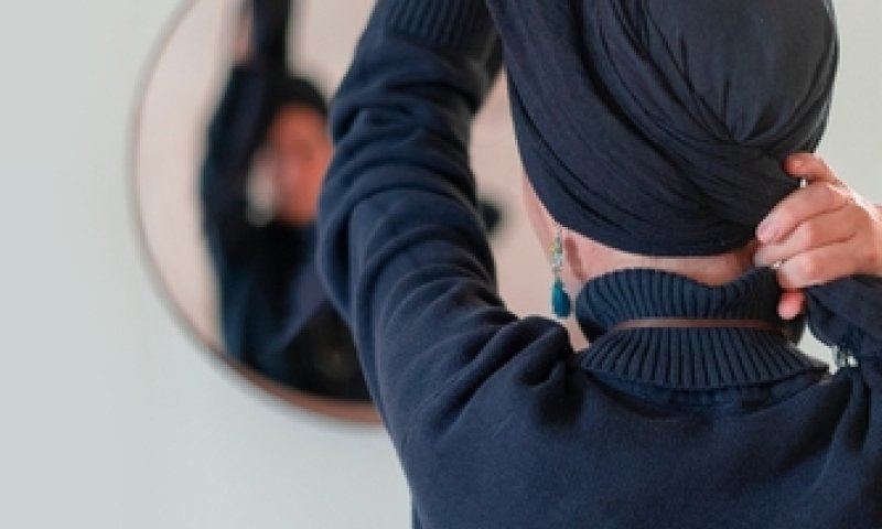 "כיסוי ראש ומכנסיים?": אושיית הרשת הדתית משיבה לביקורת