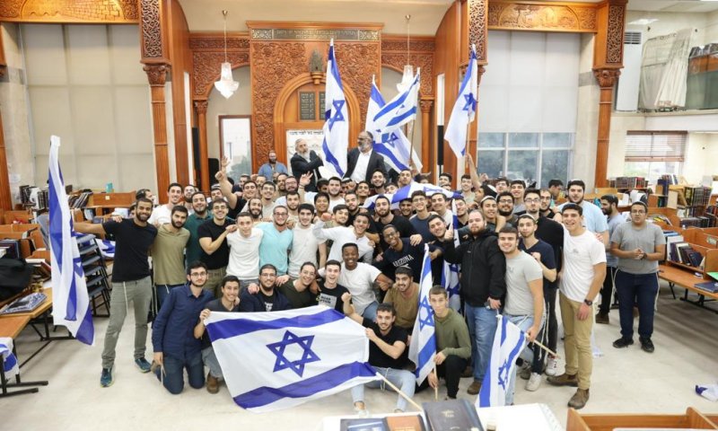 "זה הניצחון": צפו בישיבת שדרות חוזרת הביתה