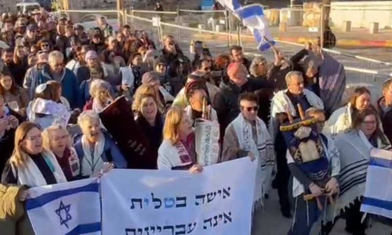 בניגוד להוראות: קריב ניסה להכניס ס"ת לעזרת הנשים בכותל