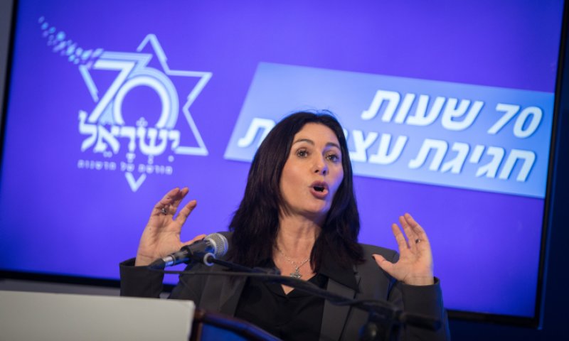 "שקרנית ובורה"; "גזען"; עימות בין רגב לזמר הוותיק